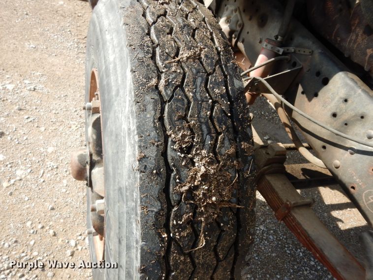 image for item DG6252 1982 Ford L8000 dump flatbed truck