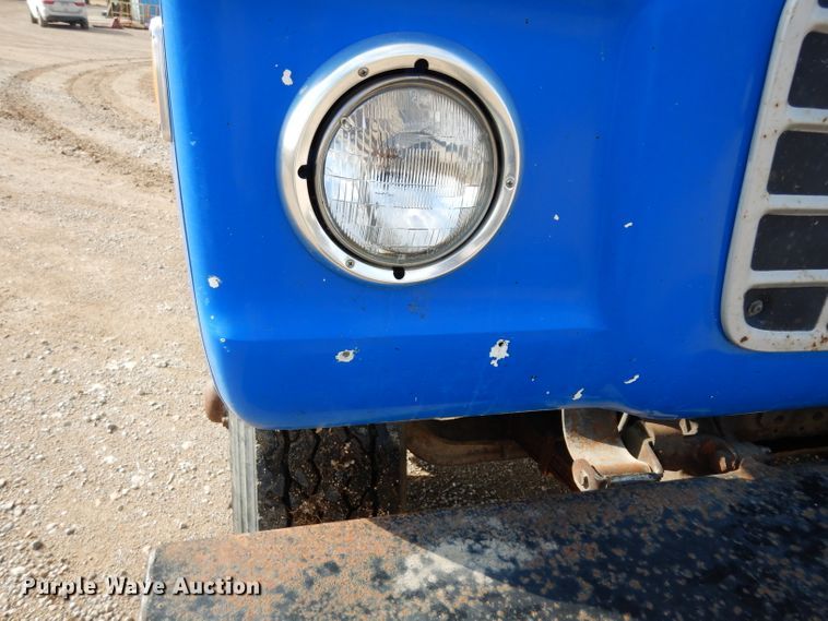 image for item DG6252 1982 Ford L8000 dump flatbed truck