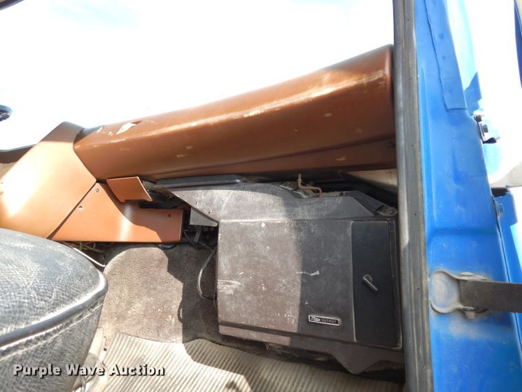 image for item DG6252 1982 Ford L8000 dump flatbed truck