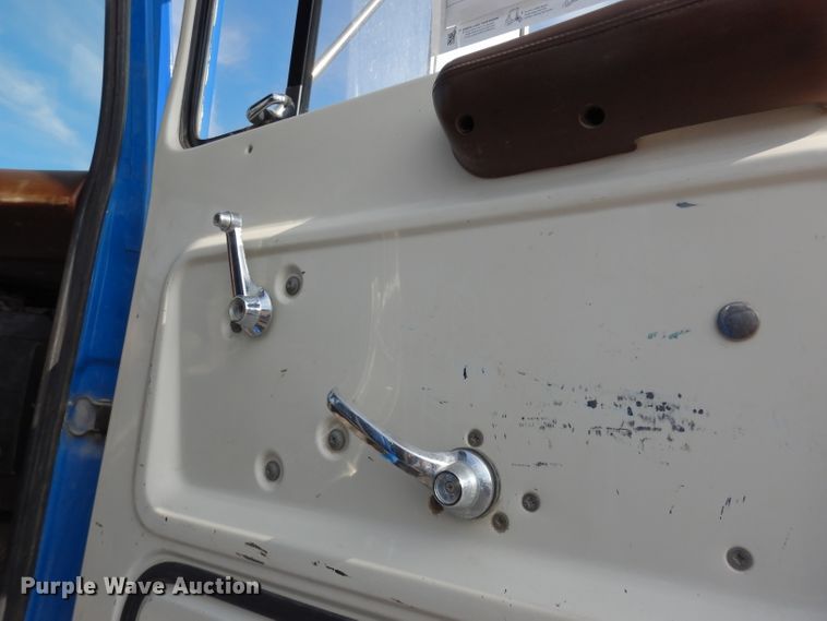 image for item DG6252 1982 Ford L8000 dump flatbed truck