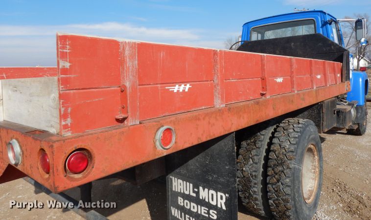 image for item DG6252 1982 Ford L8000 dump flatbed truck