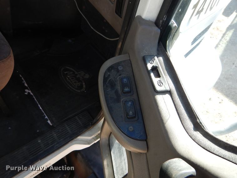 image for item DH5069 2004 Mack CX613 semi truck