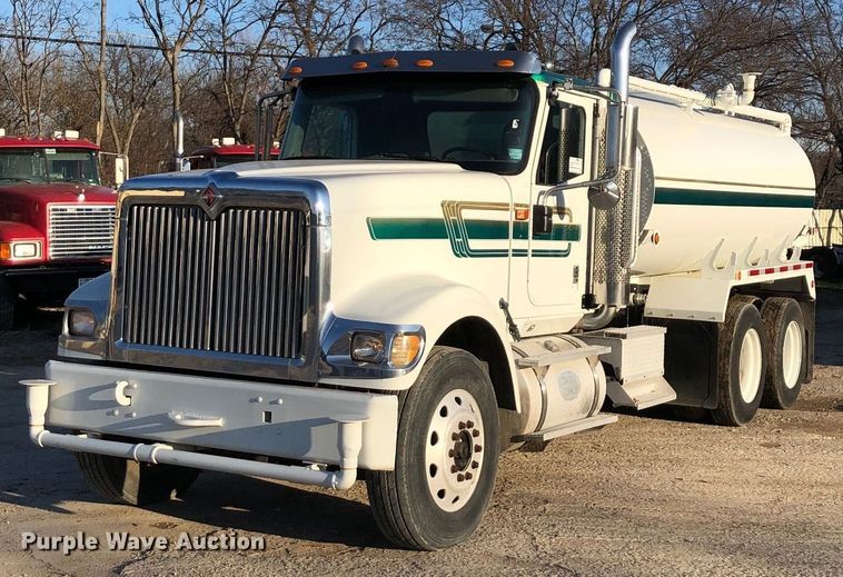 image for item DH5301 2002 International 9900i water truck