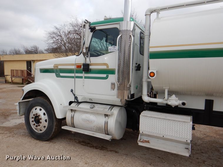 image for item DH5301 2002 International 9900i water truck