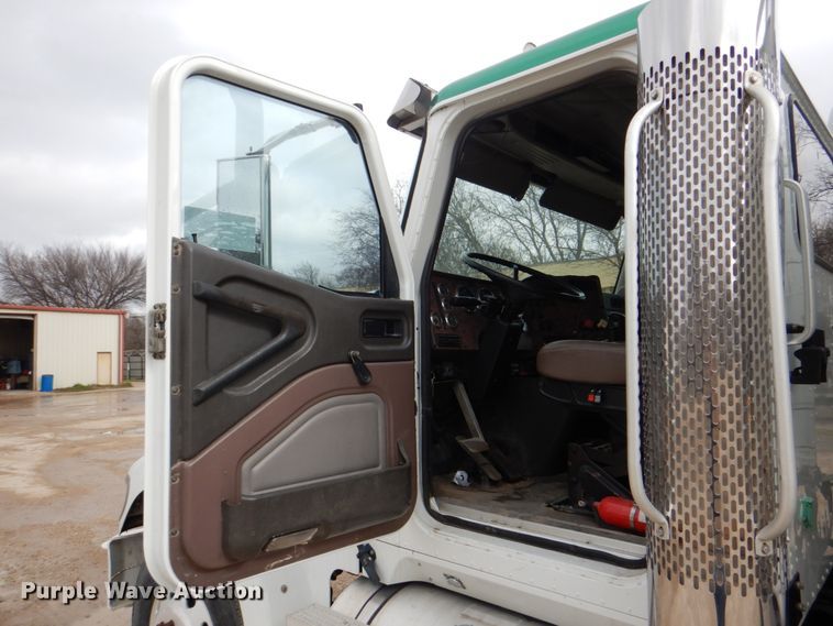 image for item DH5301 2002 International 9900i water truck