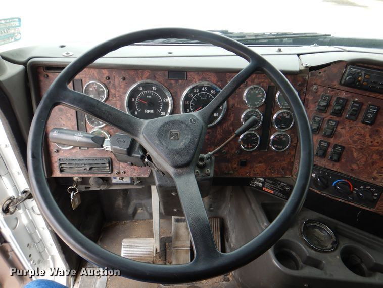 image for item DH5301 2002 International 9900i water truck