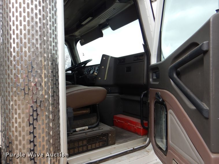 image for item DH5301 2002 International 9900i water truck