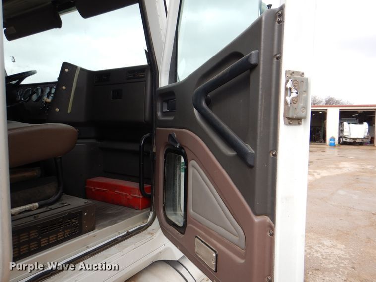 image for item DH5301 2002 International 9900i water truck