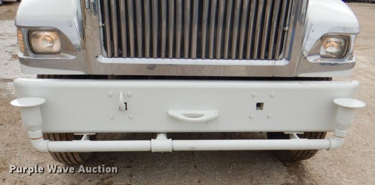 image for item DH5301 2002 International 9900i water truck