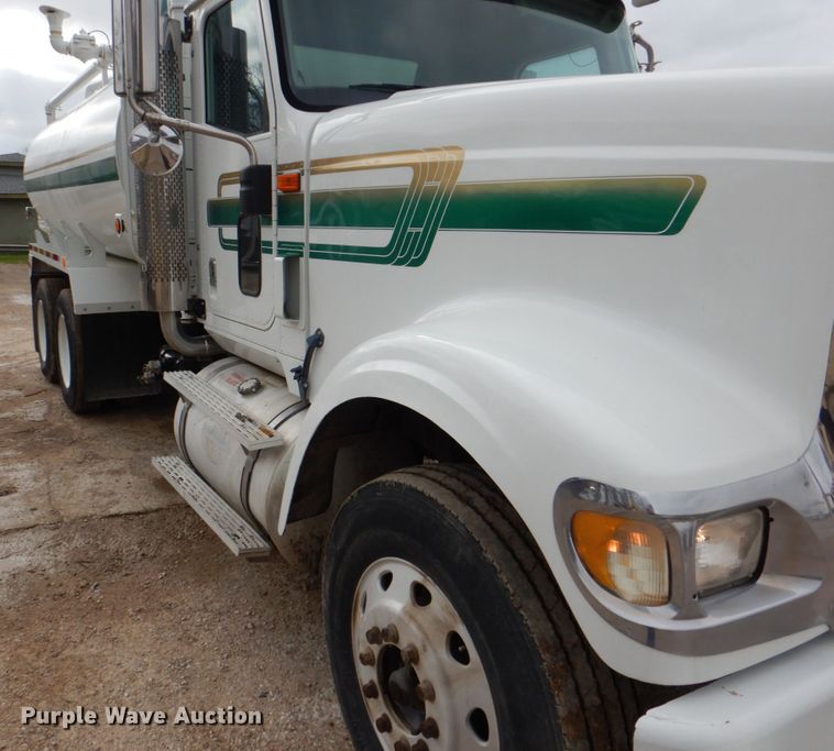 image for item DH5301 2002 International 9900i water truck