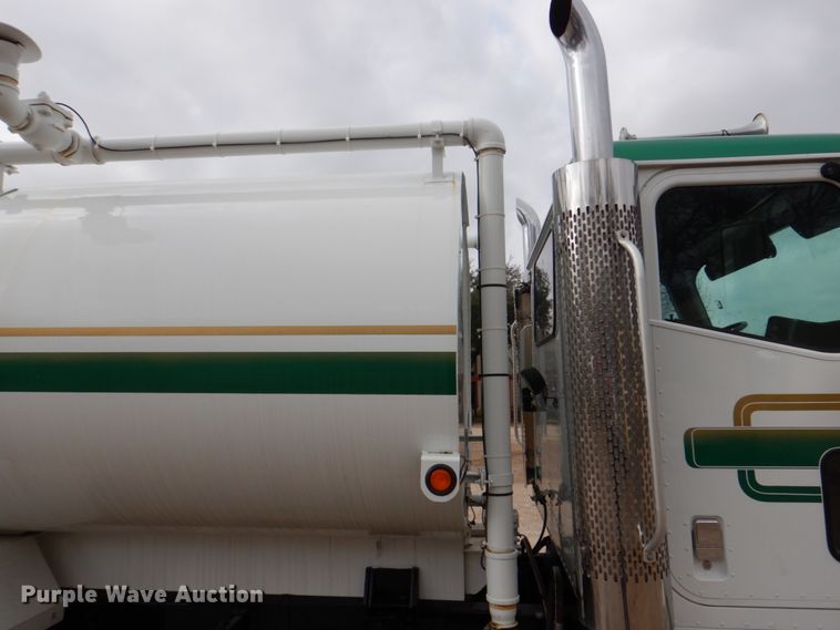 image for item DH5301 2002 International 9900i water truck