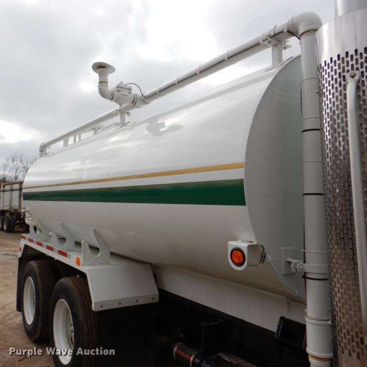 image for item DH5301 2002 International 9900i water truck