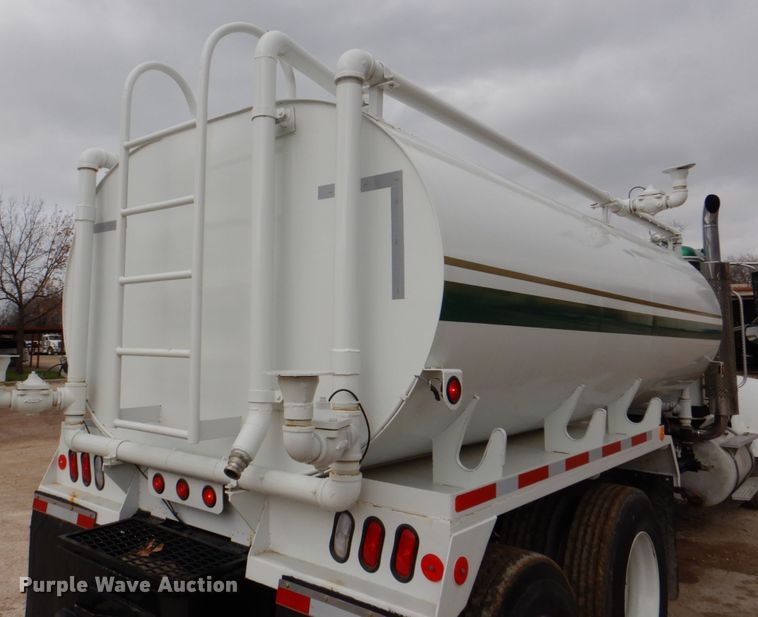 image for item DH5301 2002 International 9900i water truck