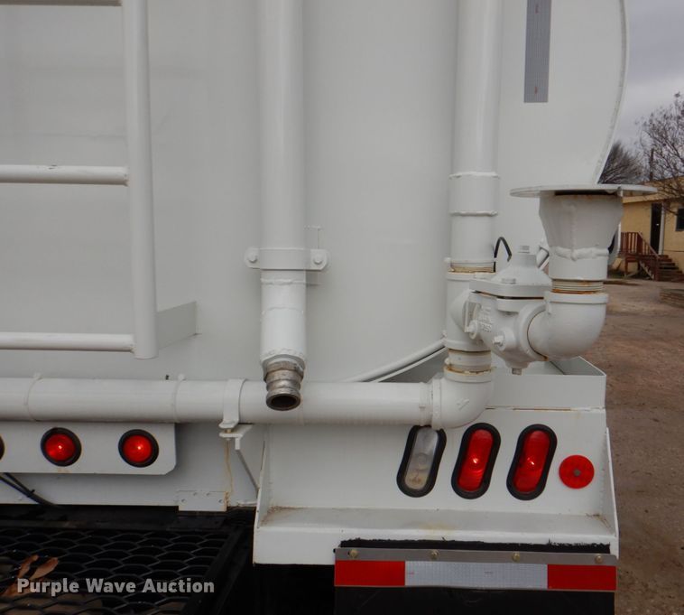 image for item DH5301 2002 International 9900i water truck