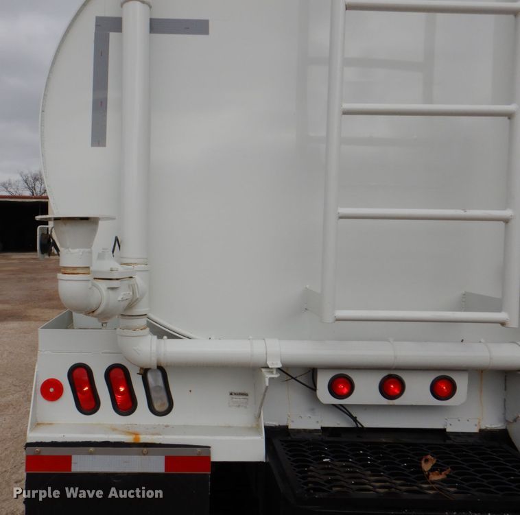 image for item DH5301 2002 International 9900i water truck