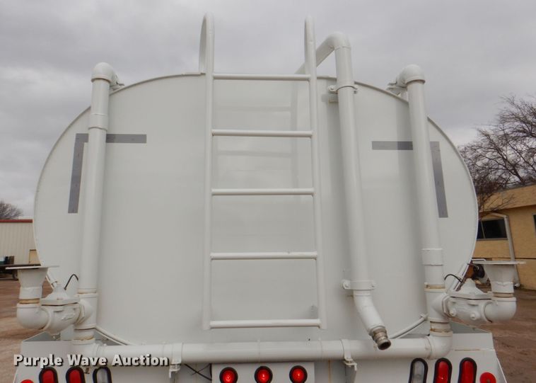 image for item DH5301 2002 International 9900i water truck