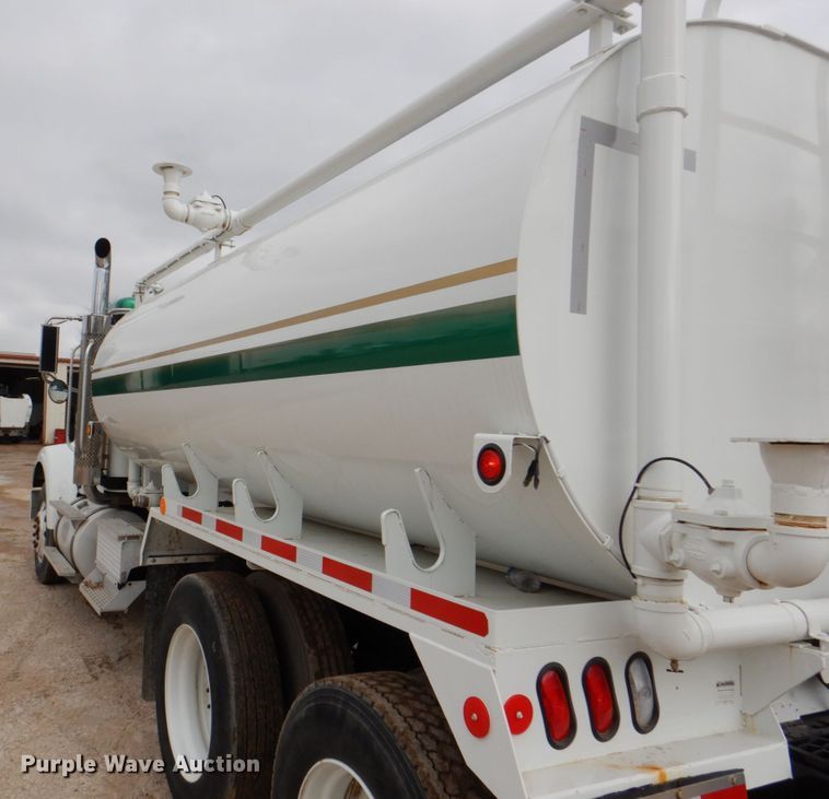 image for item DH5301 2002 International 9900i water truck