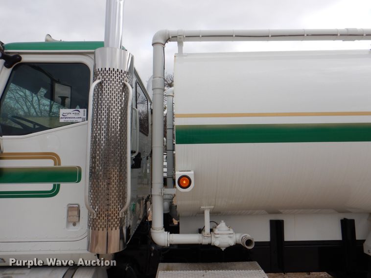 image for item DH5301 2002 International 9900i water truck