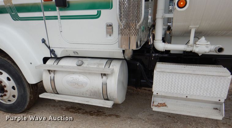 image for item DH5301 2002 International 9900i water truck