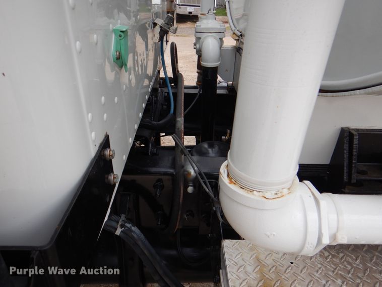 image for item DH5301 2002 International 9900i water truck