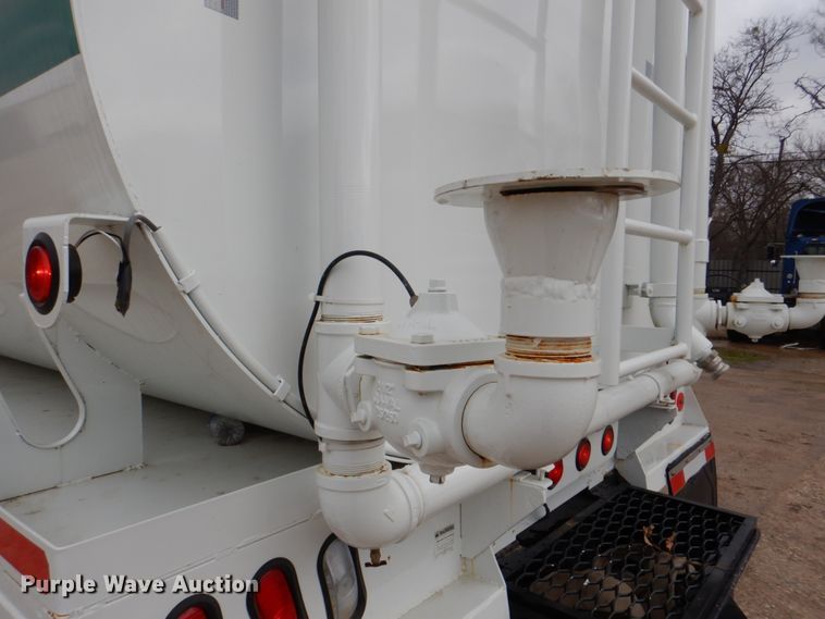 image for item DH5301 2002 International 9900i water truck