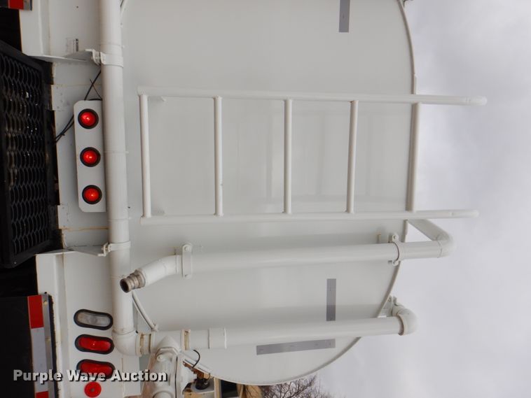 image for item DH5301 2002 International 9900i water truck