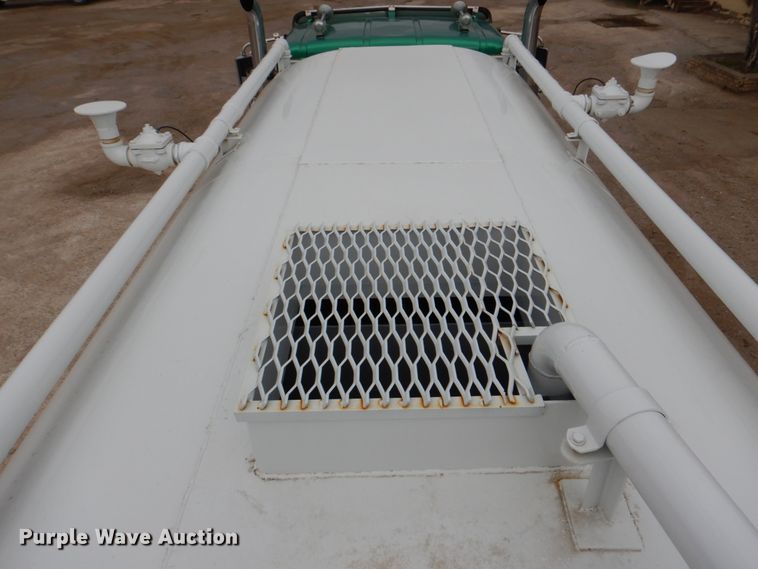 image for item DH5301 2002 International 9900i water truck