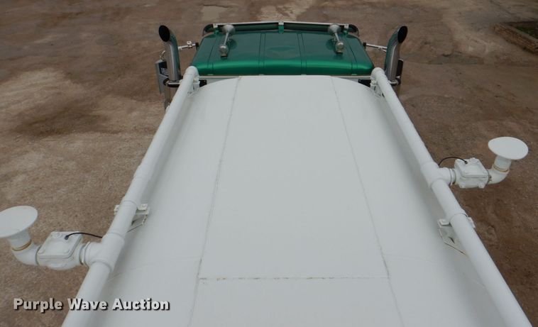 image for item DH5301 2002 International 9900i water truck