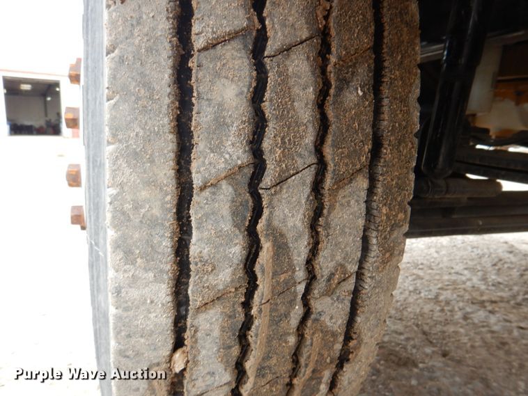 image for item DH5301 2002 International 9900i water truck