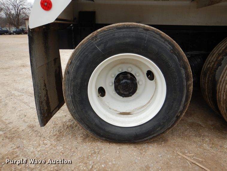 image for item DH5301 2002 International 9900i water truck