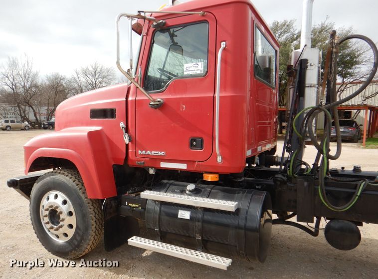 image for item DH5302 2008 Mack Pinnacle CHU semi truck