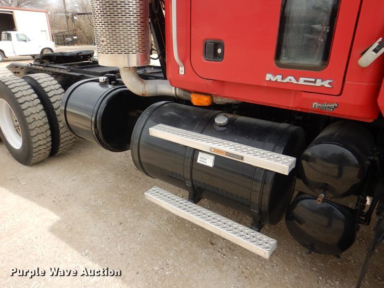 image for item DH5302 2008 Mack Pinnacle CHU semi truck