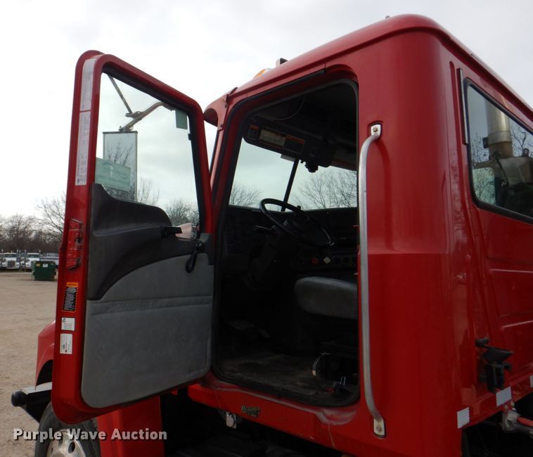 image for item DH5303 2008 Mack Pinnacle CHU semi truck