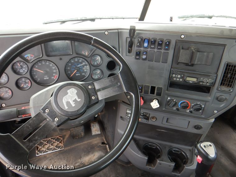 image for item DH5303 2008 Mack Pinnacle CHU semi truck