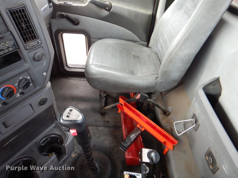 image for item DH5303 2008 Mack Pinnacle CHU semi truck