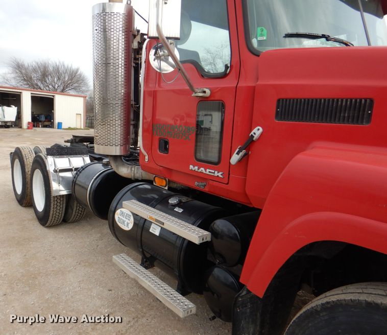 image for item DH5303 2008 Mack Pinnacle CHU semi truck