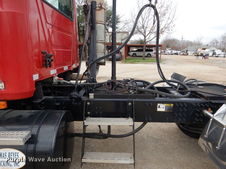 image for item DH5303 2008 Mack Pinnacle CHU semi truck