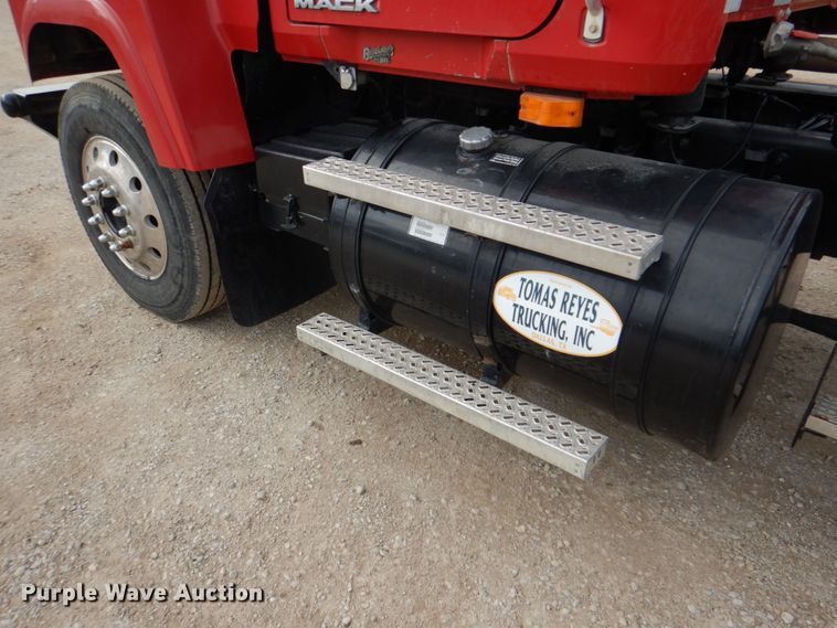 image for item DH5303 2008 Mack Pinnacle CHU semi truck