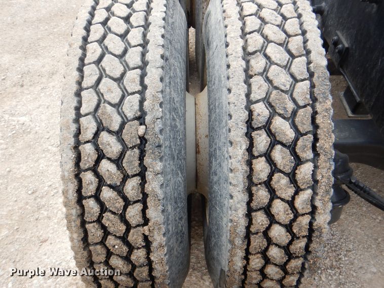 image for item DH5303 2008 Mack Pinnacle CHU semi truck