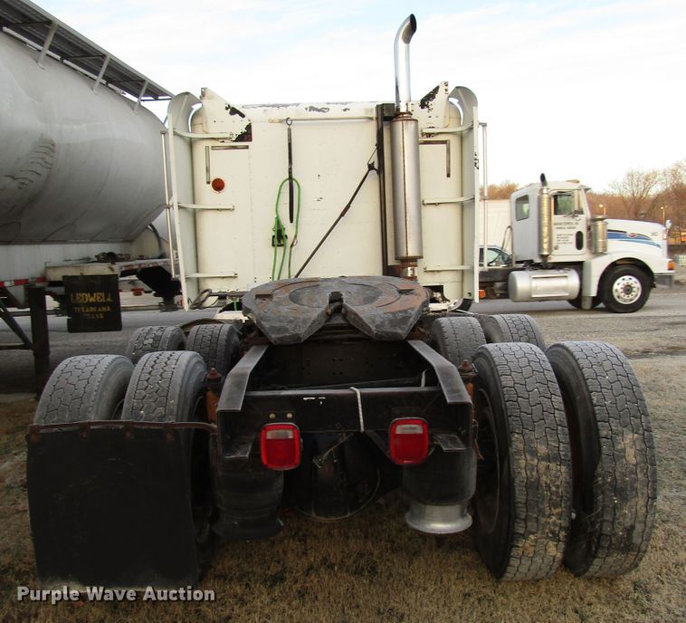 image for item DH8362 1993 Freightliner FLD semi truck