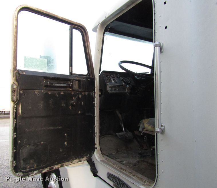 image for item DH8362 1993 Freightliner FLD semi truck