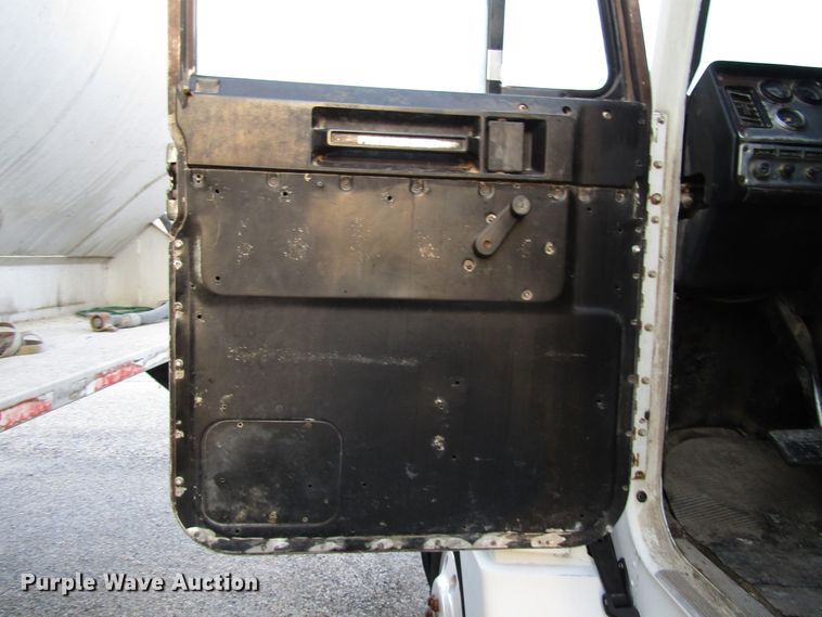 image for item DH8362 1993 Freightliner FLD semi truck