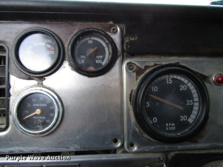 image for item DH8362 1993 Freightliner FLD semi truck