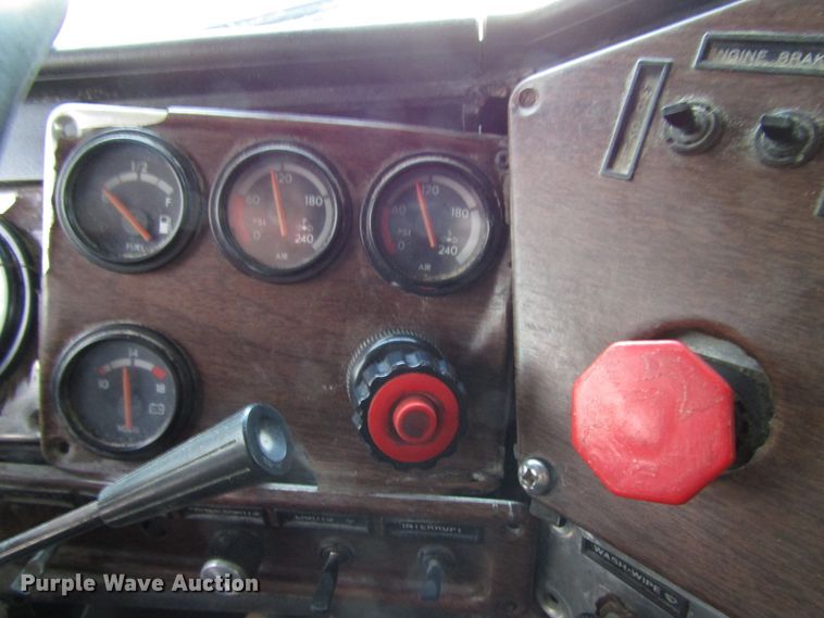 image for item DH8362 1993 Freightliner FLD semi truck