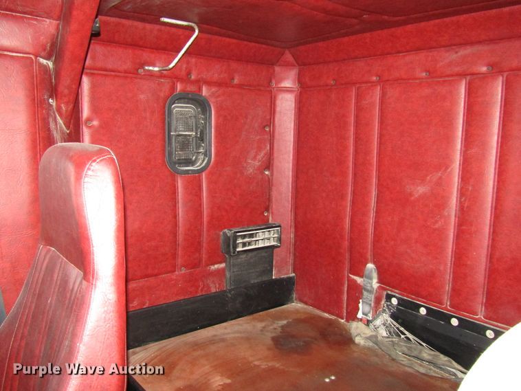 image for item DH8362 1993 Freightliner FLD semi truck