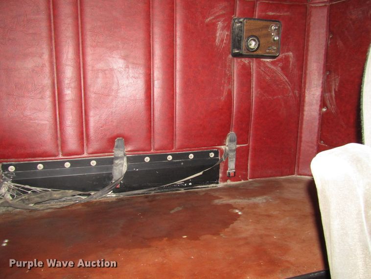 image for item DH8362 1993 Freightliner FLD semi truck