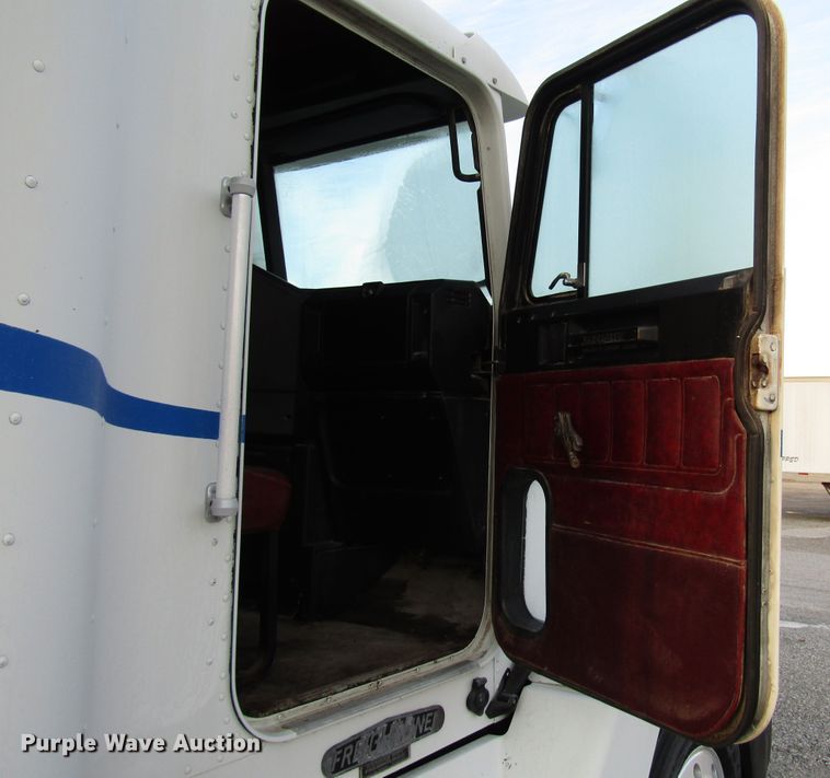 image for item DH8362 1993 Freightliner FLD semi truck