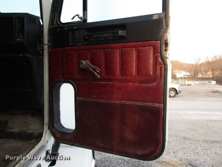 image for item DH8362 1993 Freightliner FLD semi truck