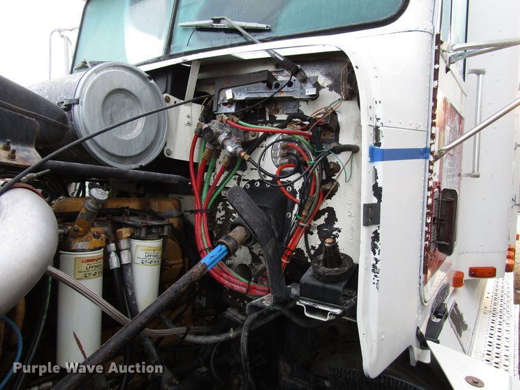 image for item DH8362 1993 Freightliner FLD semi truck