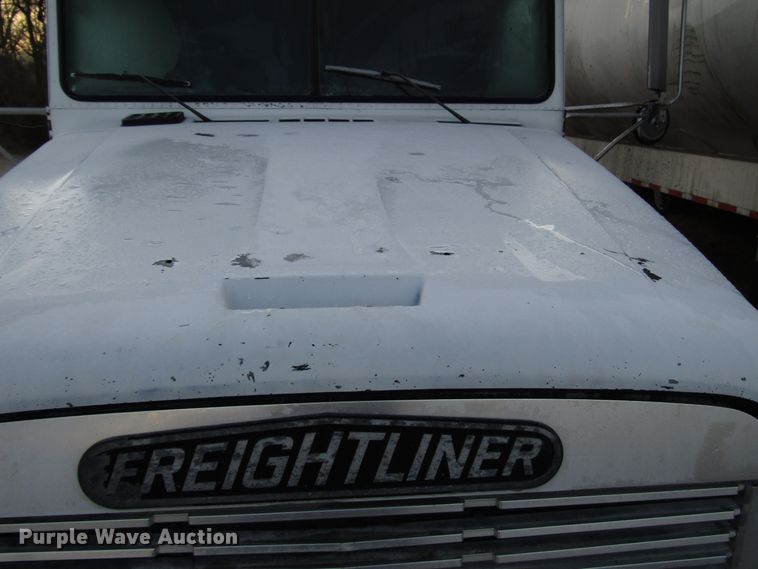 image for item DH8362 1993 Freightliner FLD semi truck